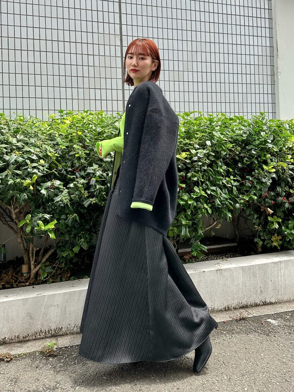 ブラック系のノーカラージャケット、ブラック系のスカート、ブラック系のパンプスを着用したレディースの夏コーディネートの2枚目の写真