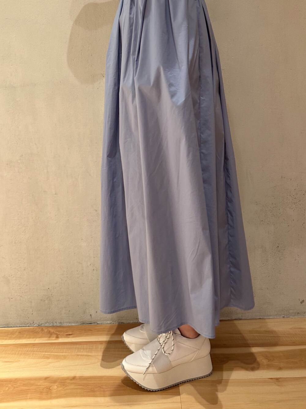 ブルー系のワンピース、ホワイト系のスニーカー、ベージュ系のノーカラージャケットを着用したレディースの夏コーディネートの10枚目の写真