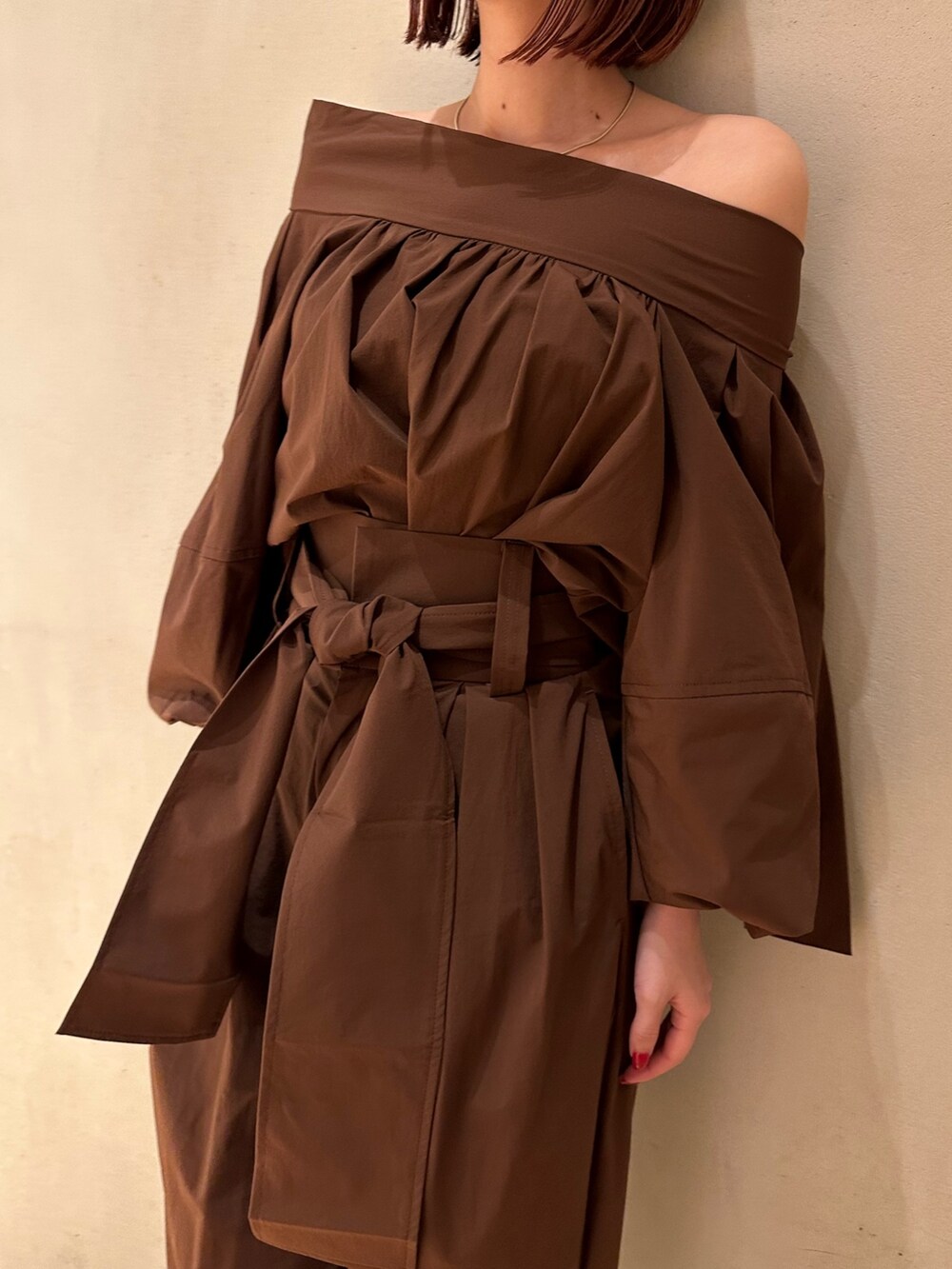 ブラウン系のシャツ/ブラウス、ブラウン系のその他パンツ、ブラック系のサンダルを着用したレディースの夏コーディネートの3枚目の写真