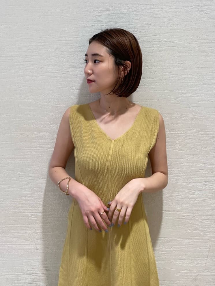 ホワイト系のサンダル、イエロー系のワンピース、ホワイト系のカーディガン/ボレロを着用したレディースの夏コーディネートの6枚目の写真