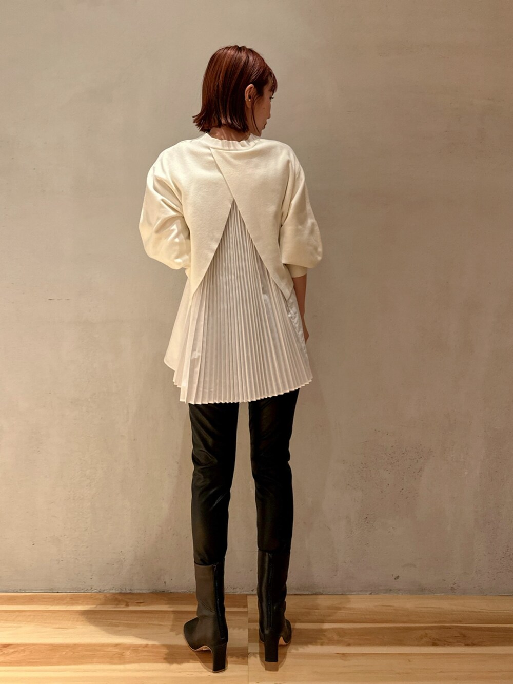 ブラック系のブーツ、ブラック系のその他パンツ、ベージュ系のノーカラージャケットを着用したレディースの秋コーディネートの6枚目の写真