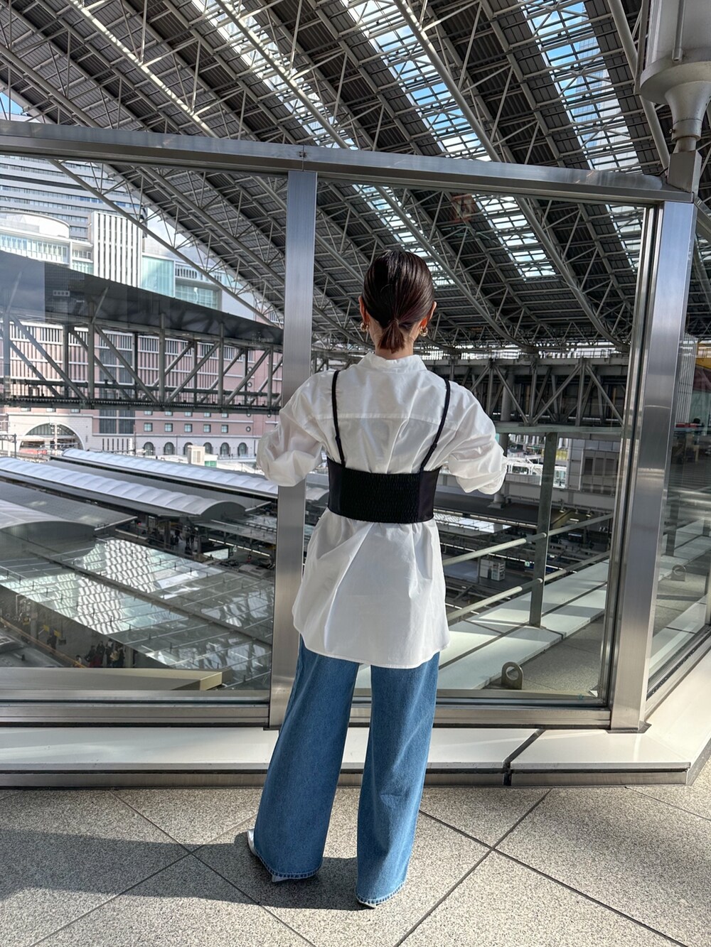 ブルー系のデニムジャケット、ブルー系のデニムパンツ、シルバー系のパンプスを着用したレディースの冬コーディネートの5枚目の写真