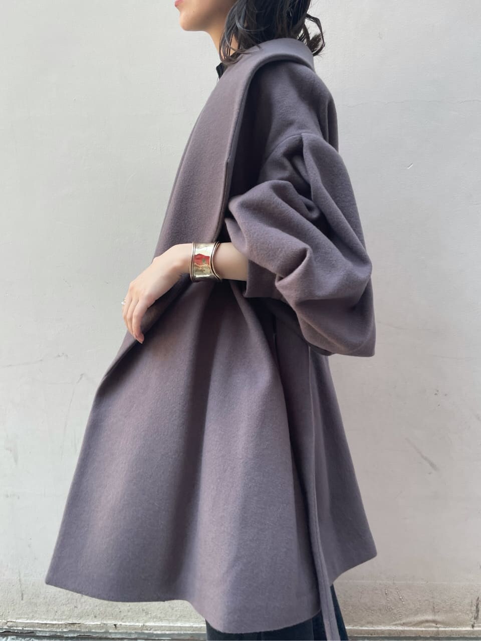 ブラック系のスカート、ホワイト系のその他シューズ、パープル系のその他アウターを着用したレディースの夏コーディネートの9枚目の写真