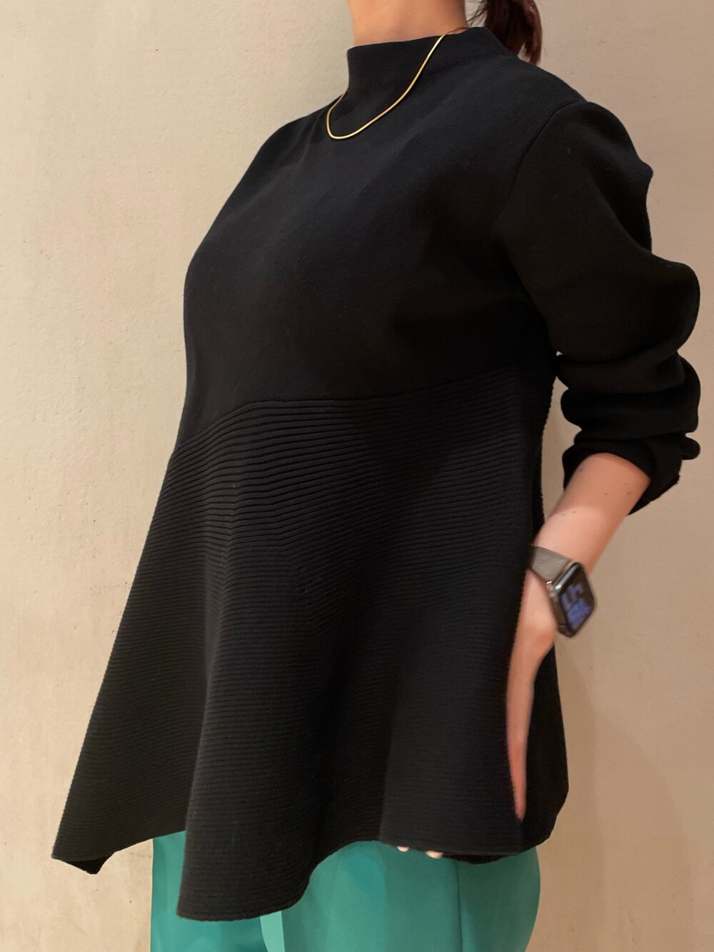 グリーン系のその他パンツ、ブラック系のニット/セーター、ブラック系のノーカラーコートを着用したレディースの秋コーディネートの5枚目の写真