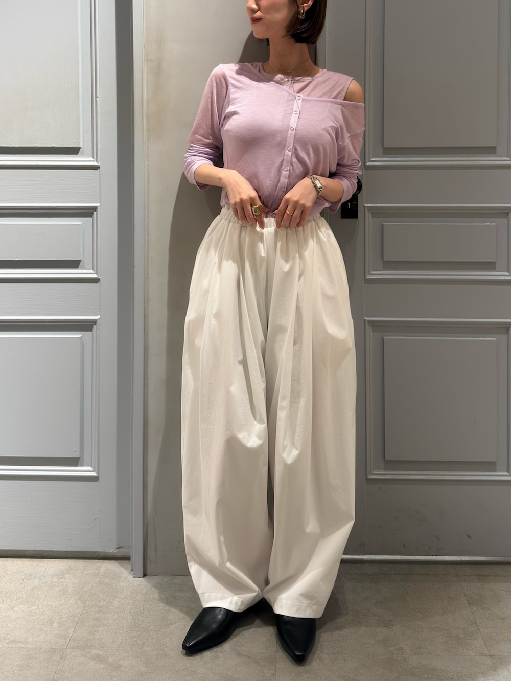 パープル系のTシャツ/カットソー、ホワイト系のその他パンツ、ブラック系のパンプスを着用したレディースの春コーディネートの2枚目の写真