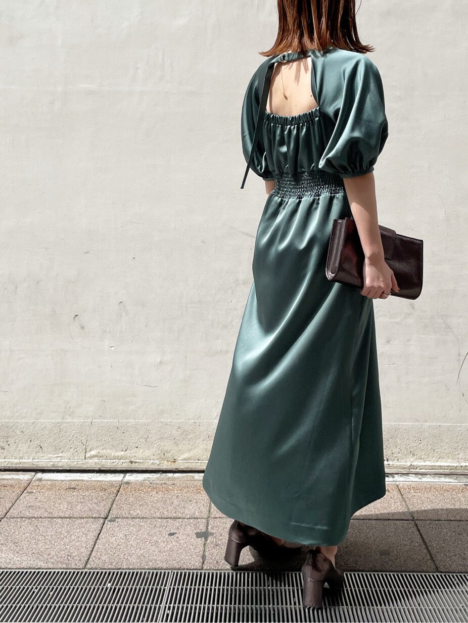 その他のその他シューズ、グリーン系のドレス、その他のハンドバッグを着用したレディースの春コーディネートの5枚目の写真