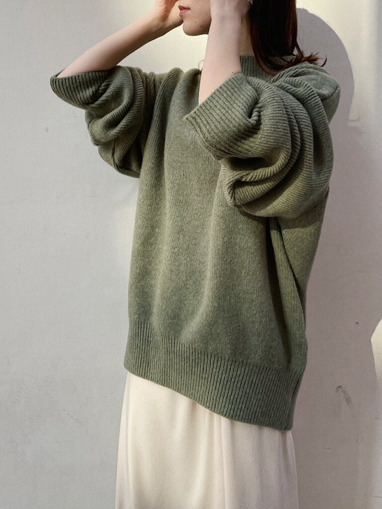 ホワイト系のスカート、ベージュ系のニット/セーターを着用したレディースの冬コーディネートの4枚目の写真