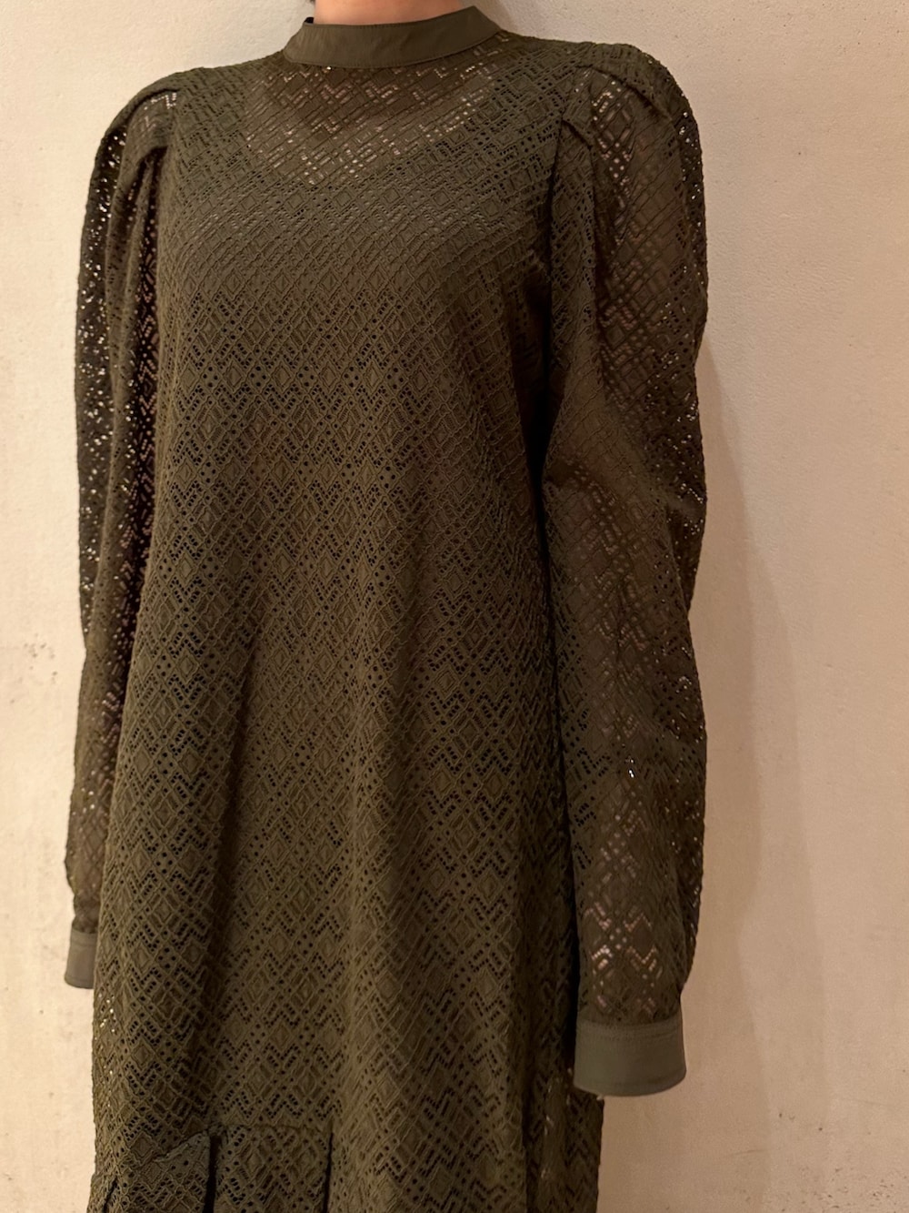 ベージュ系のワンピースを着用したレディースの春コーディネートの6枚目の写真