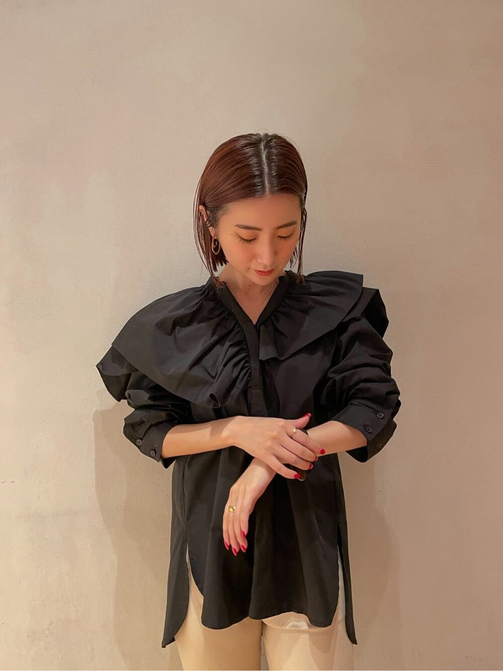 ベージュ系のその他パンツ、ピンク系のカーディガン/ボレロ、ブルー系のスニーカーを着用したレディースの秋コーディネートの4枚目の写真