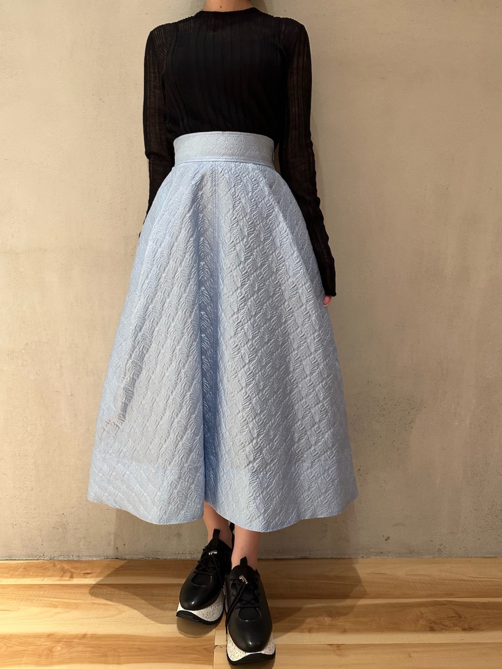 ブルー系のスカート、ブラック系のスニーカー、ブルー系のカーディガン/ボレロを着用したレディースの春コーディネートの7枚目の写真