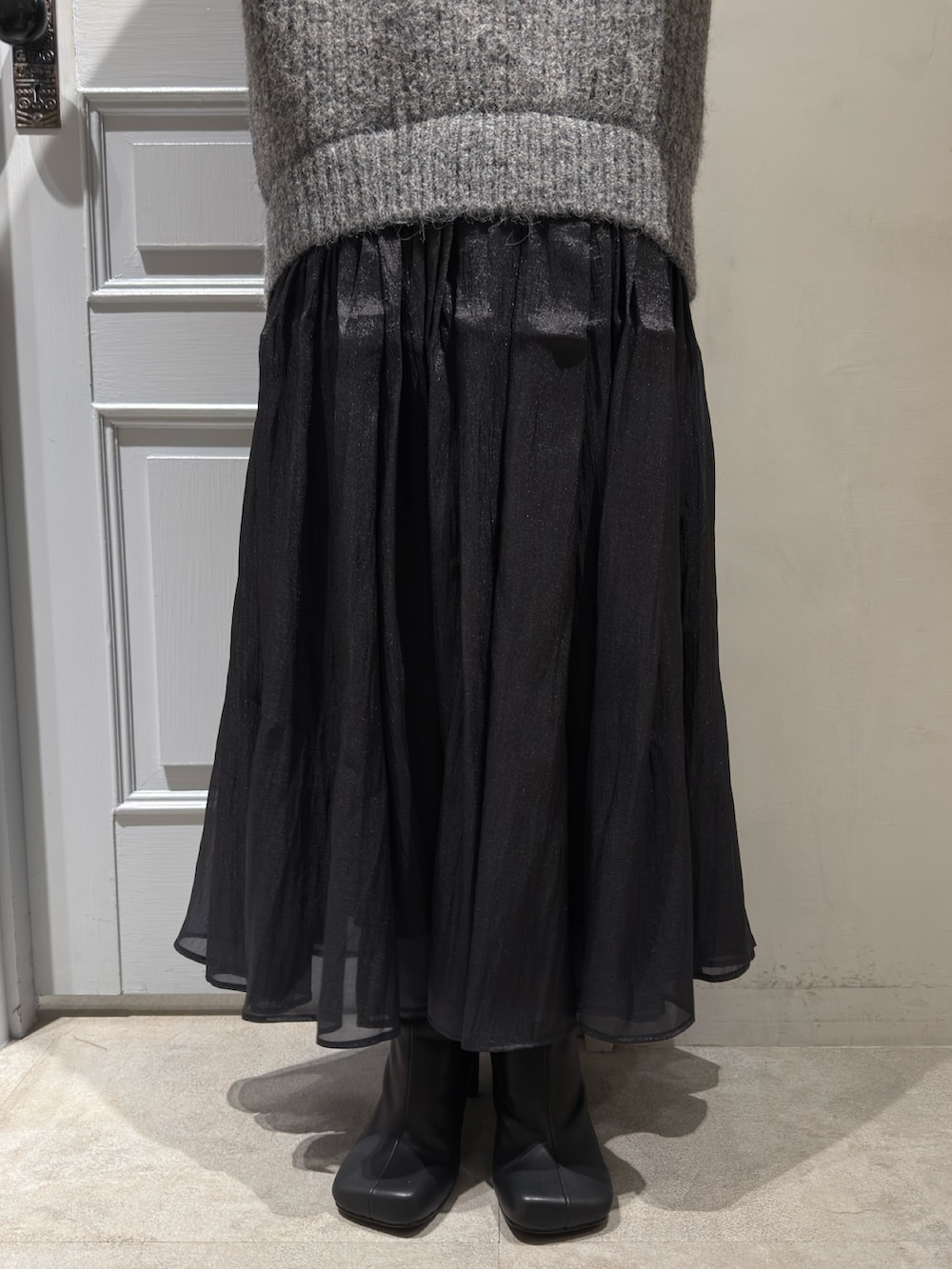 グレー系のワンピースを着用したレディースの秋コーディネートの6枚目の写真