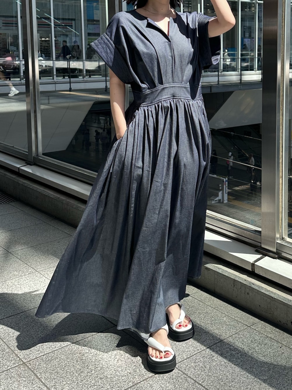 ホワイト系のサンダル、ブルー系のワンピースを着用したレディースの春コーディネートの6枚目の写真