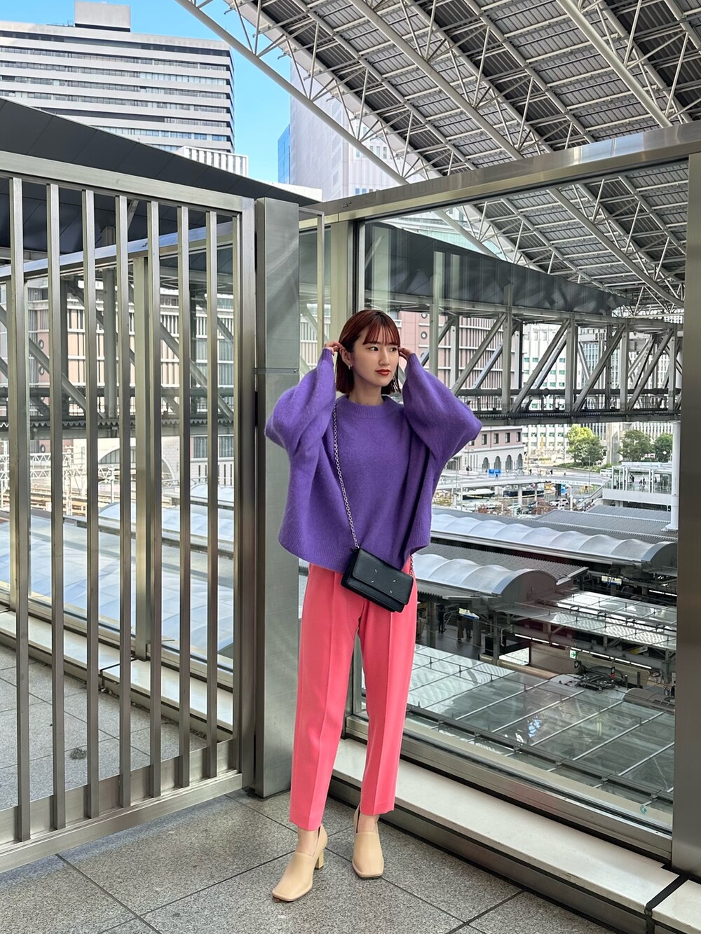 パープル系のニット/セーター、ベージュ系のノーカラージャケット、ブラック系のショルダーバッグを着用したレディースの秋コーディネートの5枚目の写真