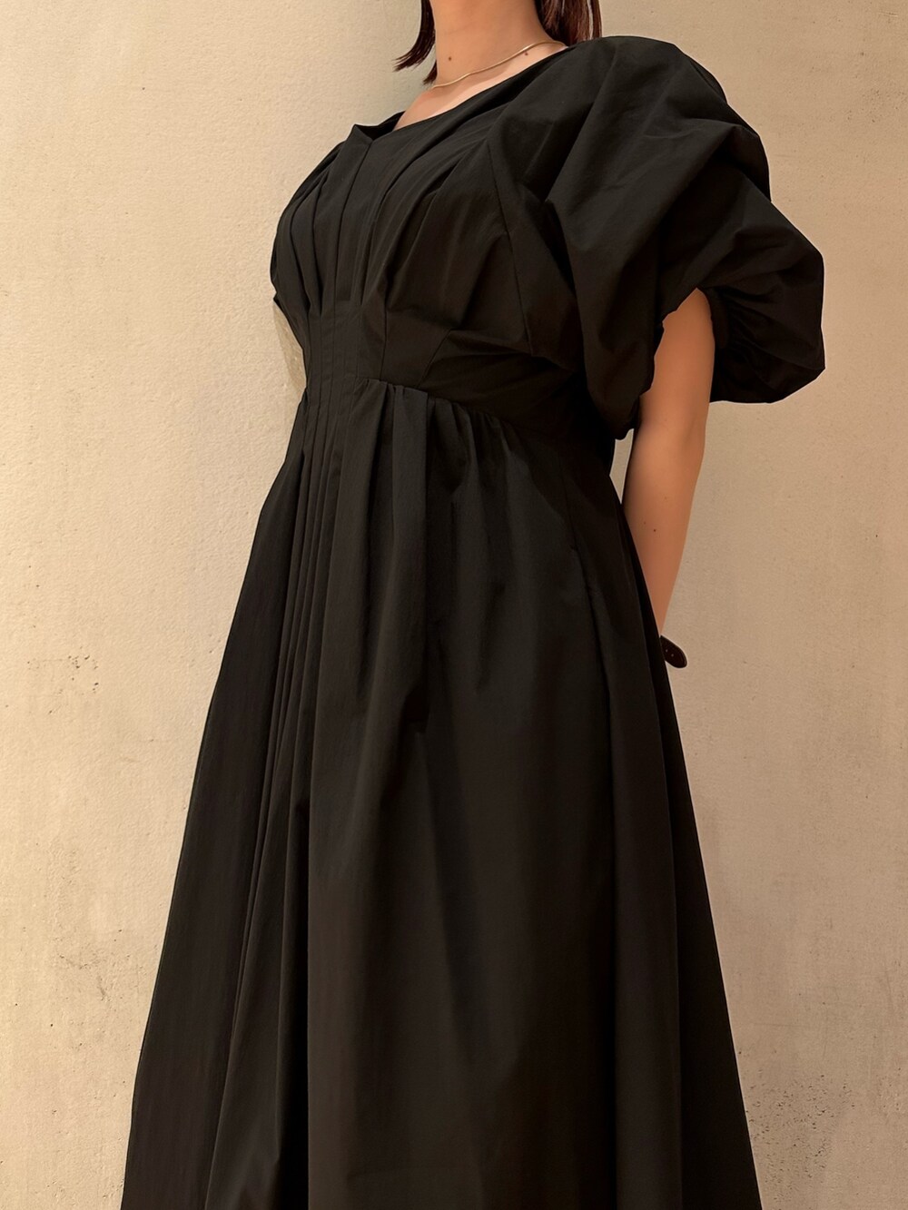 ブラック系のワンピースを着用したレディースの春コーディネートの7枚目の写真