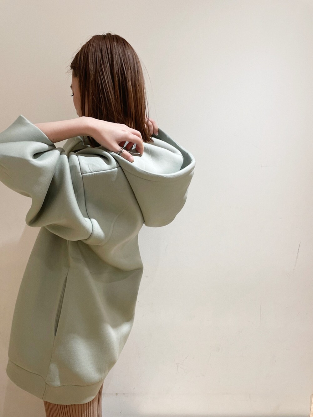 ベージュ系のその他パンツ、ベージュ系のサンダル、グリーン系のTシャツ/カットソーを着用したレディースの冬コーディネートの4枚目の写真