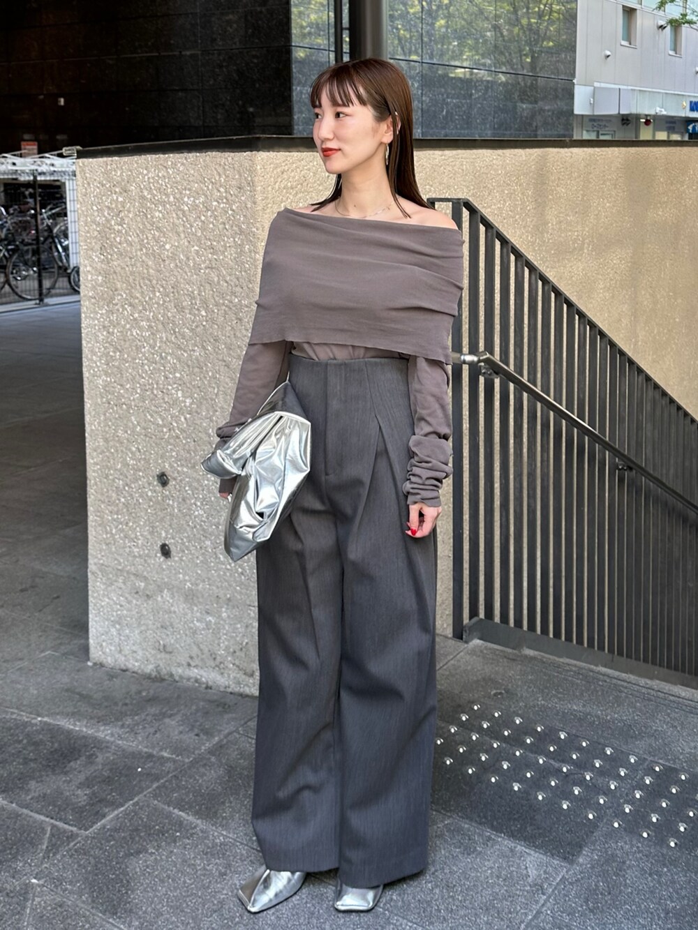 グレー系のニット/セーター、グレー系のその他パンツ、シルバー系のトートバッグを着用したレディースの夏コーディネートの3枚目の写真
