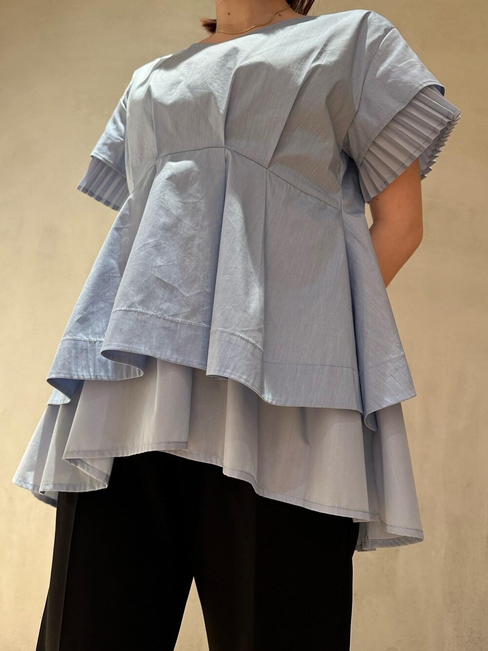 ブルー系のシャツ/ブラウス、ブラック系のその他パンツ、ホワイト系のスニーカーを着用したレディースの春コーディネートの8枚目の写真