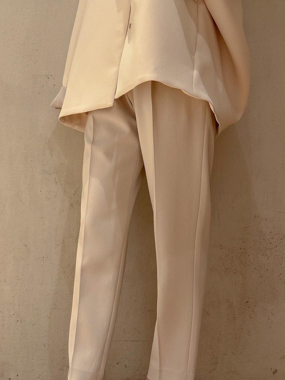 ブルー系のシャツ/ブラウス、グレー系のその他パンツ、ブラウン系のノーカラーコートを着用したレディースの春コーディネートの6枚目の写真