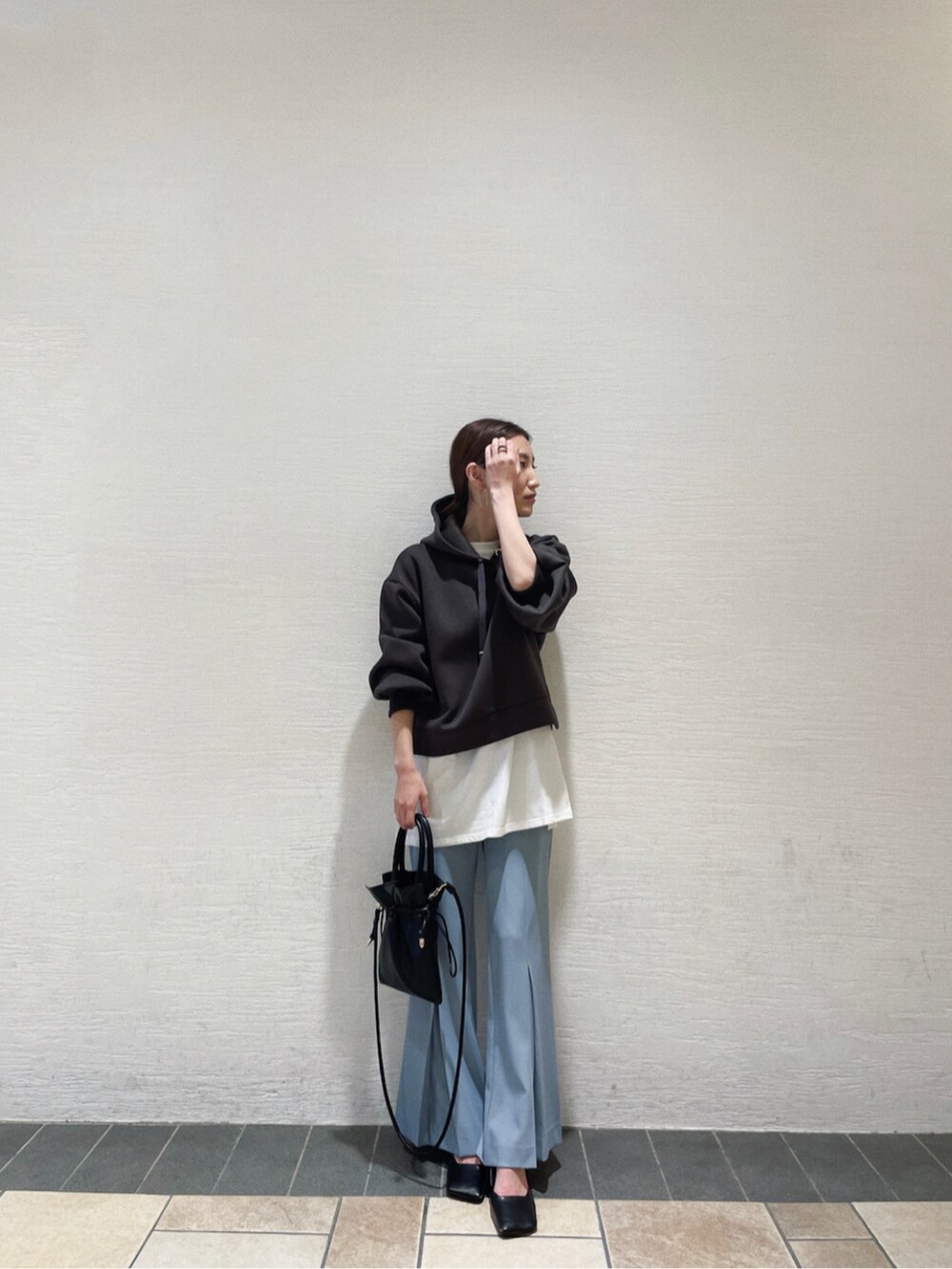 ホワイト系のTシャツ/カットソー、グレー系のパーカー、ブルー系のその他パンツを着用したレディースの冬コーディネートの2枚目の写真