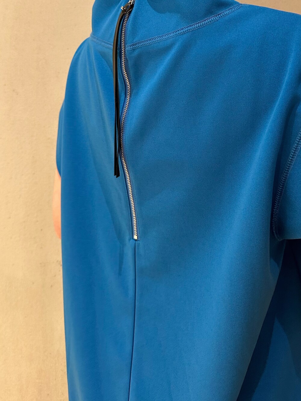 ブルー系のTシャツ/カットソー、ブルー系のその他パンツを着用したレディースの春コーディネートの7枚目の写真