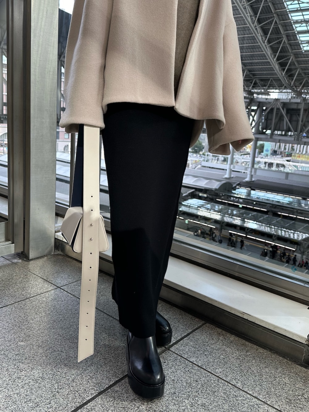 ベージュ系のショルダーバッグ、ベージュ系のノーカラージャケット、ベージュ系のニット/セーターを着用したレディースの冬コーディネートの7枚目の写真