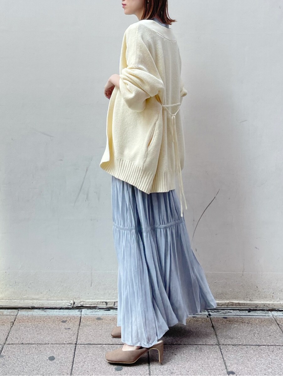 ベージュ系のサンダル、ホワイト系のカーディガン/ボレロ、ブルー系のワンピースを着用したレディースの春コーディネートの5枚目の写真