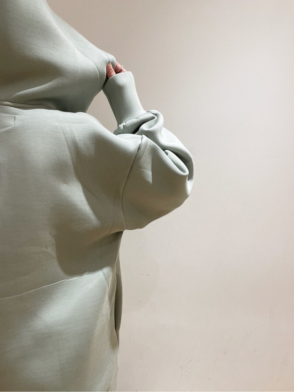 ベージュ系のその他パンツ、ベージュ系のサンダル、グリーン系のTシャツ/カットソーを着用したレディースの冬コーディネートの2枚目の写真