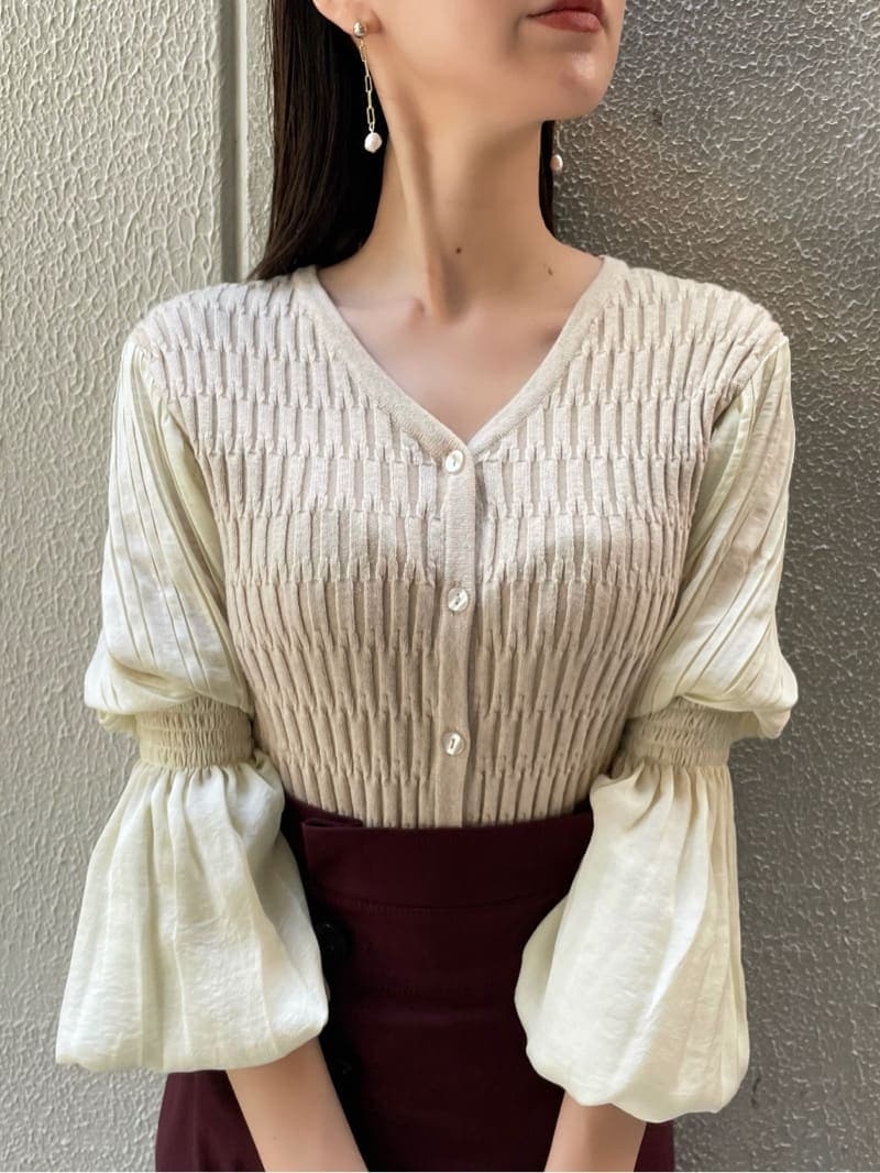 ベージュ系のニット/セーター、レッド系のスカート、ベージュ系のその他シューズを着用したレディースの夏コーディネートの2枚目の写真