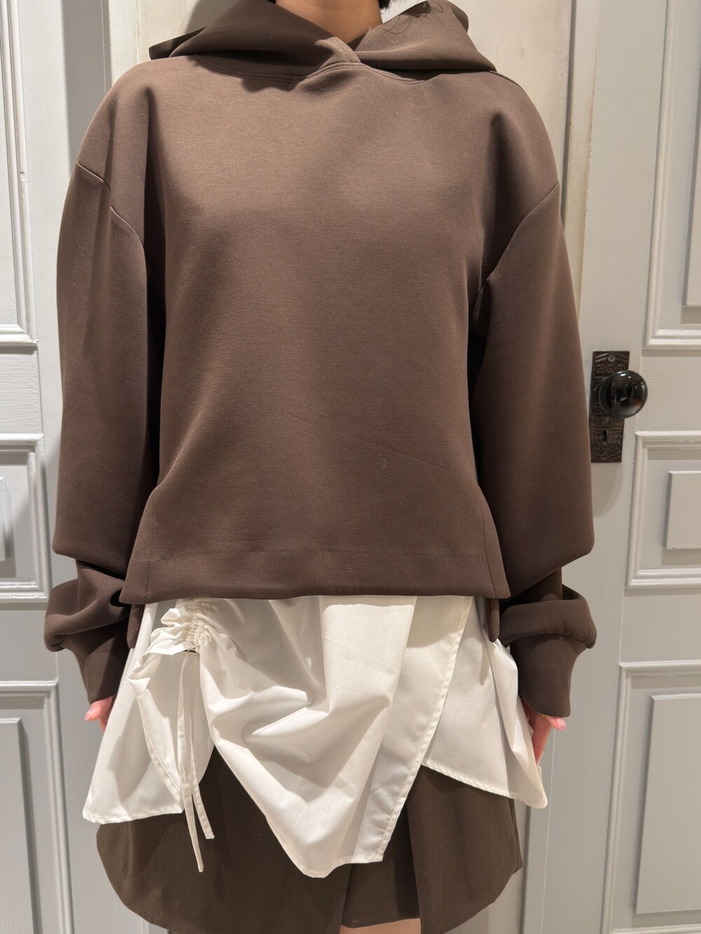 ブラウン系のパーカー、ブラウン系のその他パンツを着用したレディースの冬コーディネートの6枚目の写真