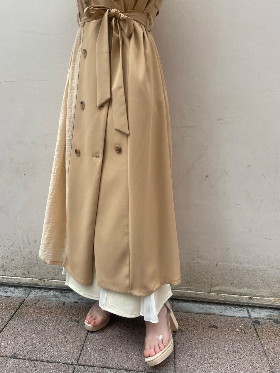 ベージュ系のワンピース、ブラック系のスカート、その他のパンプスを着用したレディースの夏コーディネートの8枚目の写真