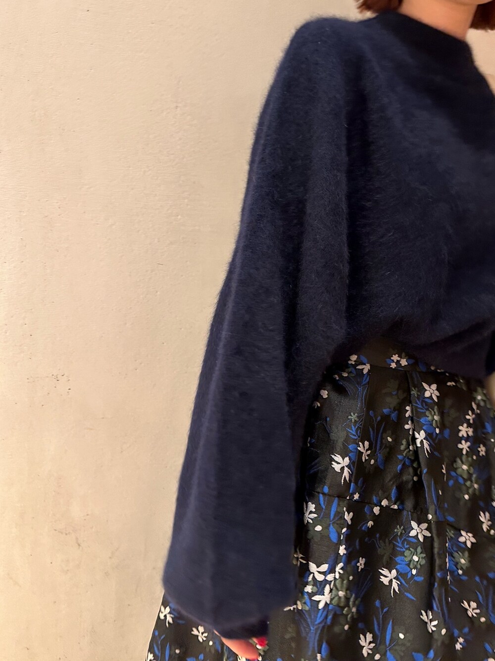 その他のスカート、ブルー系のニット/セーター、ブラック系のブーツを着用したレディースの秋コーディネートの5枚目の写真