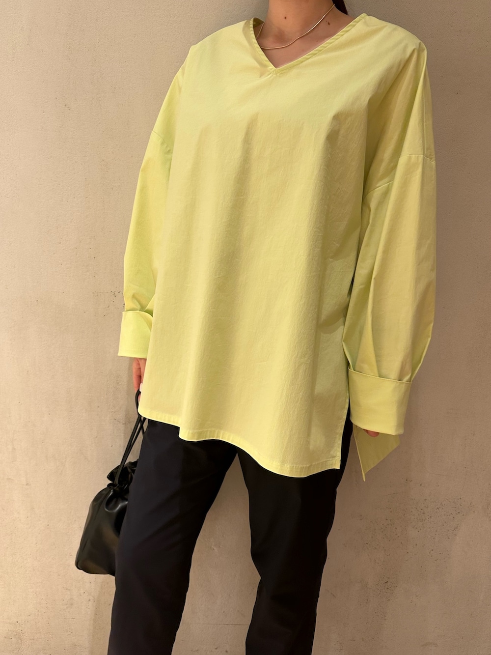 イエロー系のシャツ/ブラウス、ブルー系のその他パンツ、ホワイト系のスニーカーを着用したレディースの春コーディネートの5枚目の写真