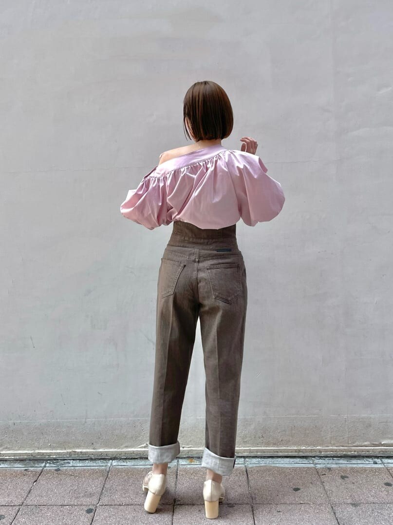 ピンク系のシャツ/ブラウス、その他のパンプス、ブラウン系のデニムパンツを着用したレディースの春コーディネートの6枚目の写真