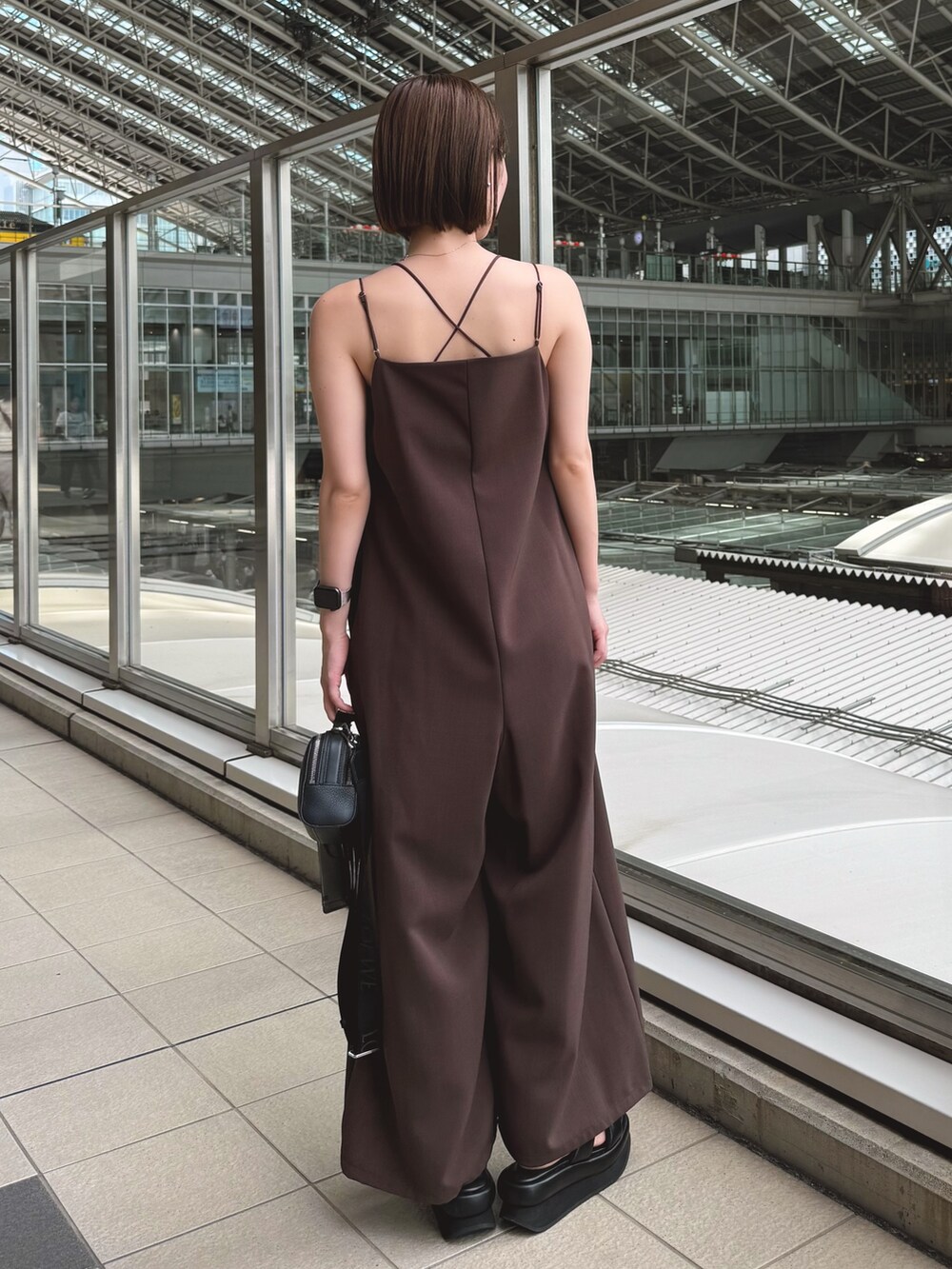 ブラウン系のつなぎ/オールインワン、ブラック系のサンダルを着用したレディースの夏コーディネートの2枚目の写真