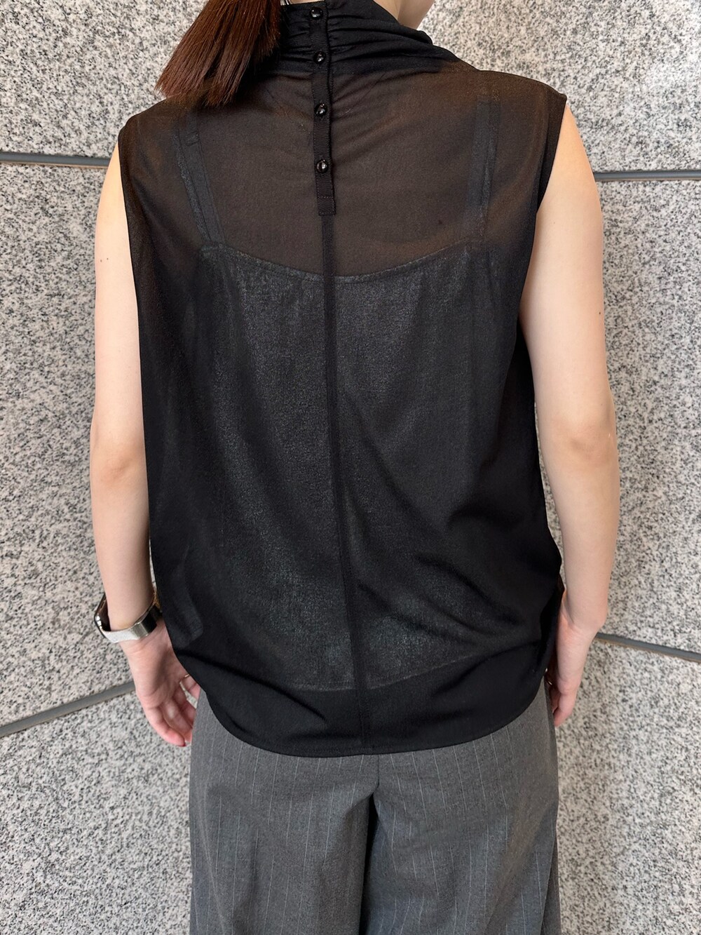 グレー系のその他パンツ、ブラック系のシャツ/ブラウス、ブラック系のサンダルを着用したレディースの夏コーディネートの8枚目の写真