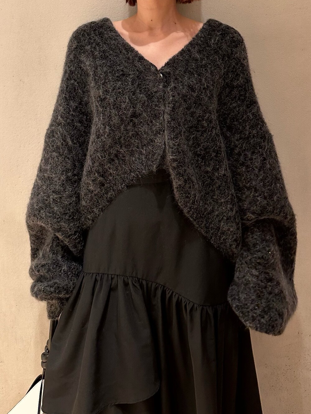 グレー系のカーディガン/ボレロ、ブラック系のスカート、ブラック系のブーツを着用したレディースの夏コーディネートの4枚目の写真