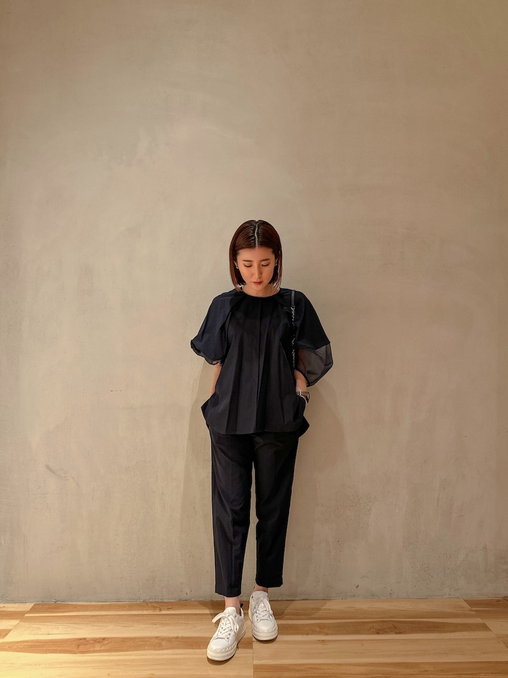 ブルー系のシャツ/ブラウス、ブルー系のその他パンツ、ホワイト系のスニーカーを着用したレディースの春コーディネートの4枚目の写真