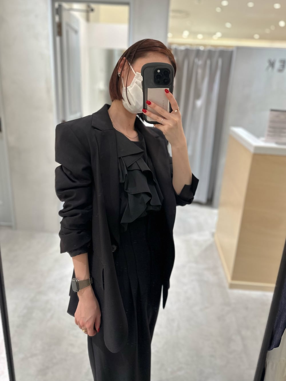 ブラック系のシャツ/ブラウス、ブラック系のテーラードジャケット、ブラック系のスカートを着用したレディースの冬コーディネートの4枚目の写真