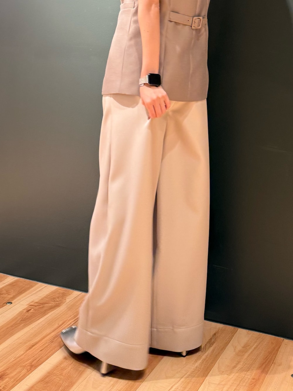 ベージュ系のベスト、ホワイト系のその他パンツ、ブラック系のボストンバッグを着用したレディースの冬コーディネートの8枚目の写真