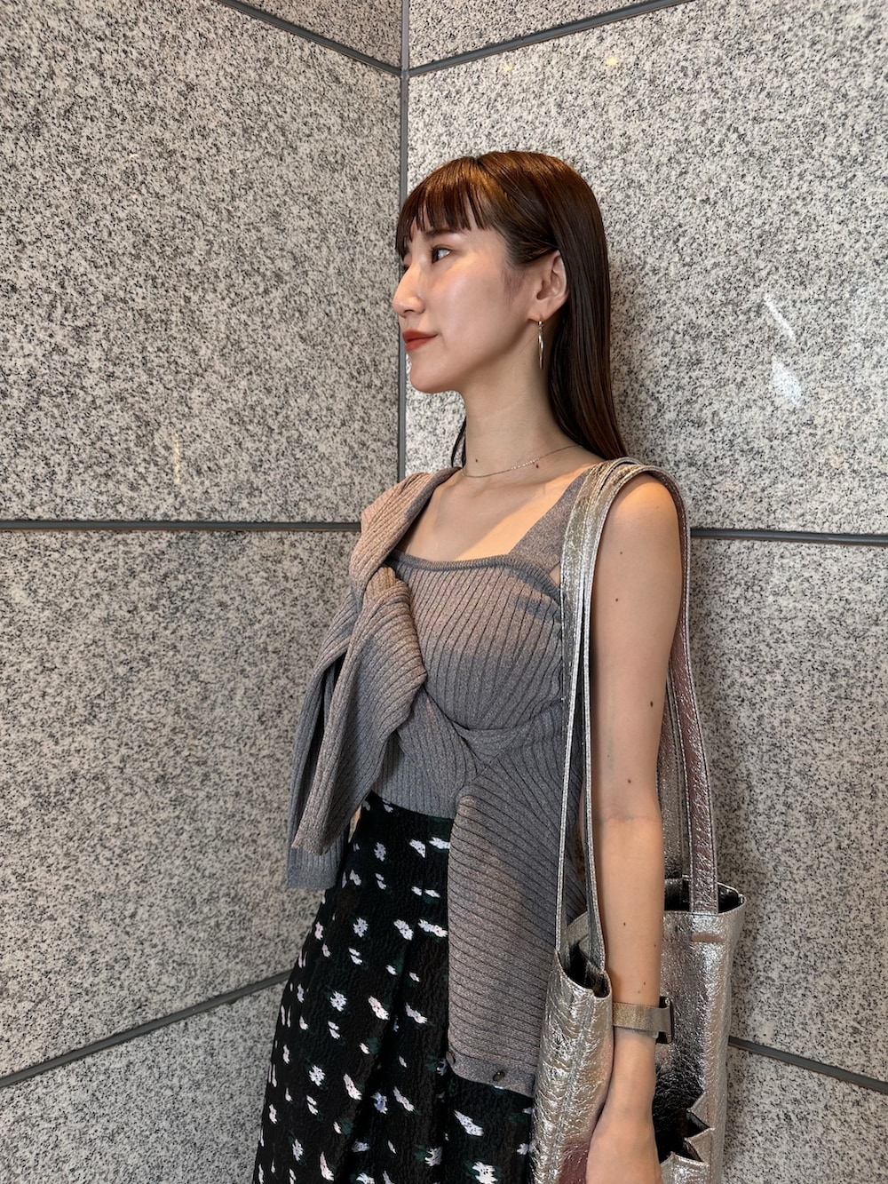 グレー系のカーディガン/ボレロ、その他のスカート、シルバー系のブーツを着用したレディースの夏コーディネートの6枚目の写真