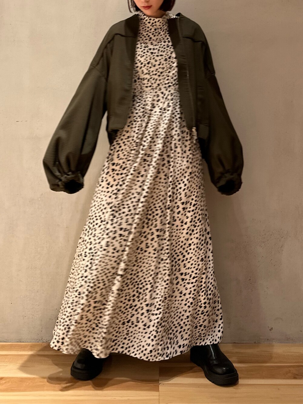 ベージュ系のブルゾン、その他のワンピースを着用したレディースの春コーディネートの3枚目の写真