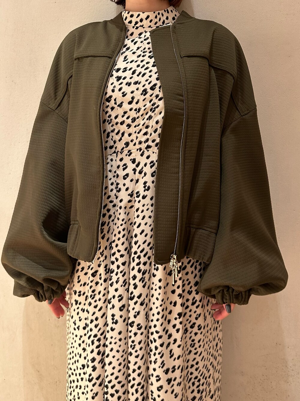 ベージュ系のブルゾン、その他のワンピースを着用したレディースの春コーディネートの9枚目の写真