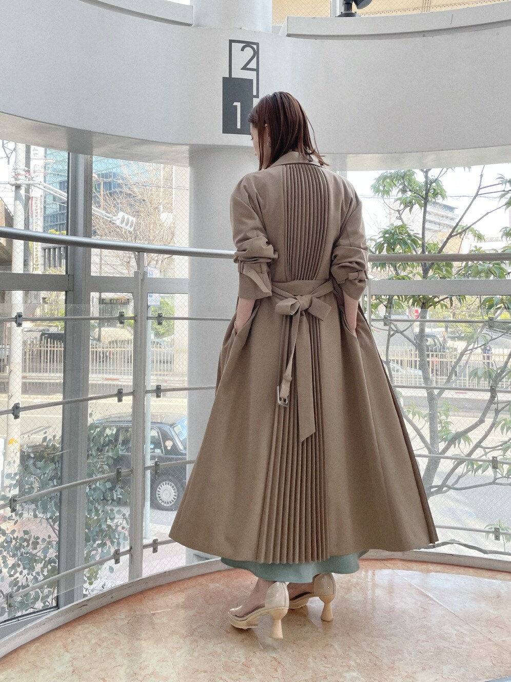 グリーン系のスカート、その他のパンプス、ベージュ系のその他アウターを着用したレディースの春コーディネートの9枚目の写真