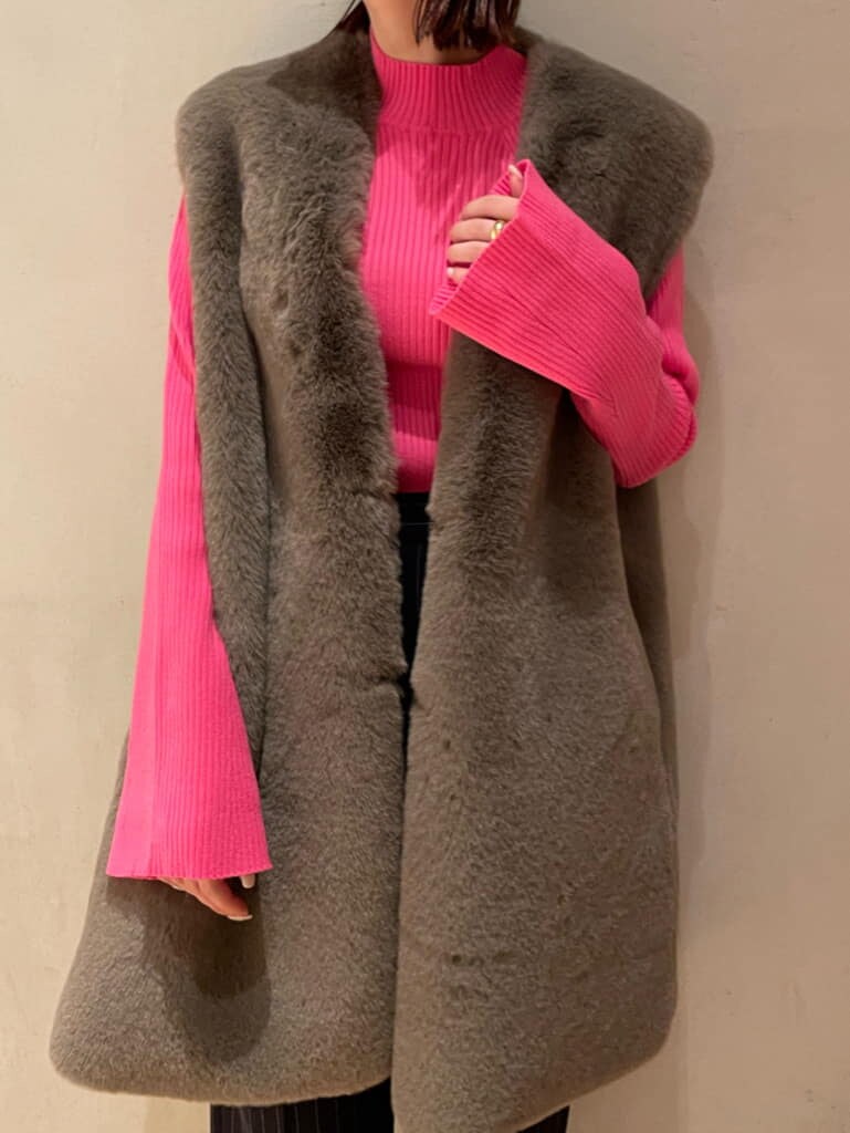 ブラウン系のその他アウター、その他のその他パンツ、ピンク系のニット/セーターを着用したレディースの秋コーディネートの4枚目の写真