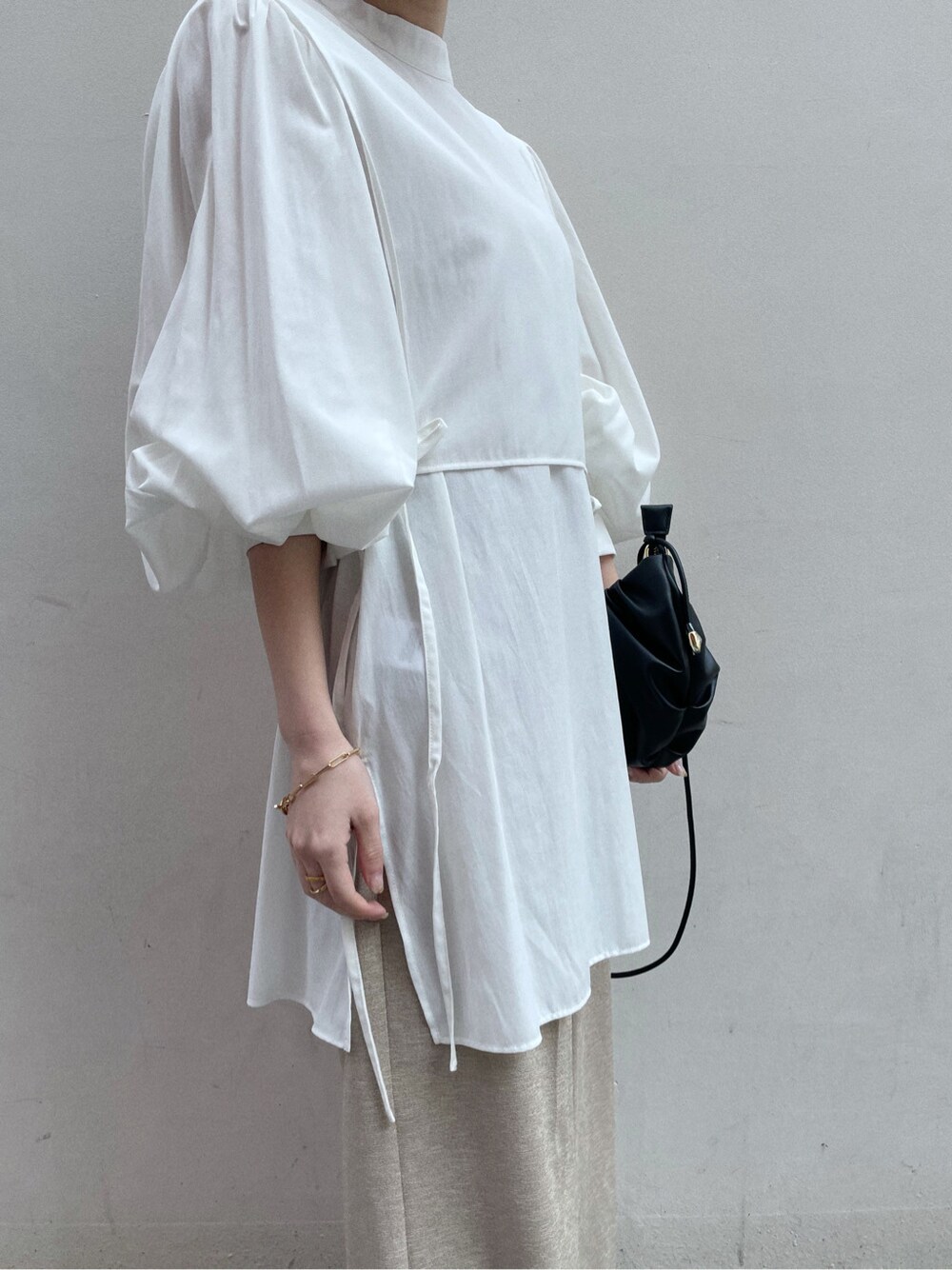 ホワイト系のシャツ/ブラウス、ブラック系のサンダル、ブラック系のハンドバッグを着用したレディースの春コーディネートの5枚目の写真
