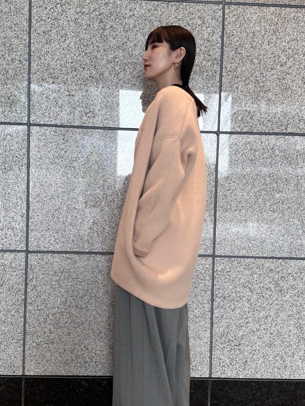 ベージュ系のカーディガン/ボレロ、ブラック系のブーツを着用したレディースの夏コーディネートの4枚目の写真