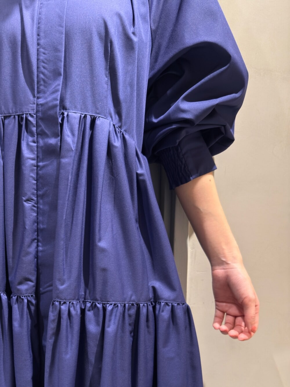 ブルー系のワンピース、グレー系のスニーカーを着用したレディースの秋コーディネートの7枚目の写真