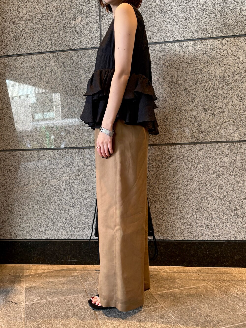 ブラック系のシャツ/ブラウス、ブラウン系のその他パンツ、ブラック系のバックパック/リュックを着用したレディースの春コーディネートの8枚目の写真