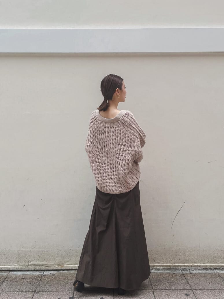 ブラック系のその他シューズ、ホワイト系のハンドバッグ、ブラウン系のスカートを着用したレディースの秋コーディネートの2枚目の写真