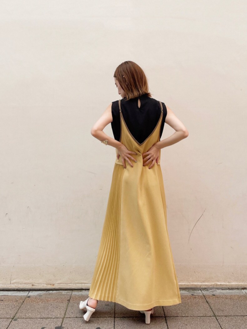 ホワイト系のサンダル、イエロー系のワンピース、ブラック系のTシャツ/カットソーを着用したレディースの春コーディネートの5枚目の写真